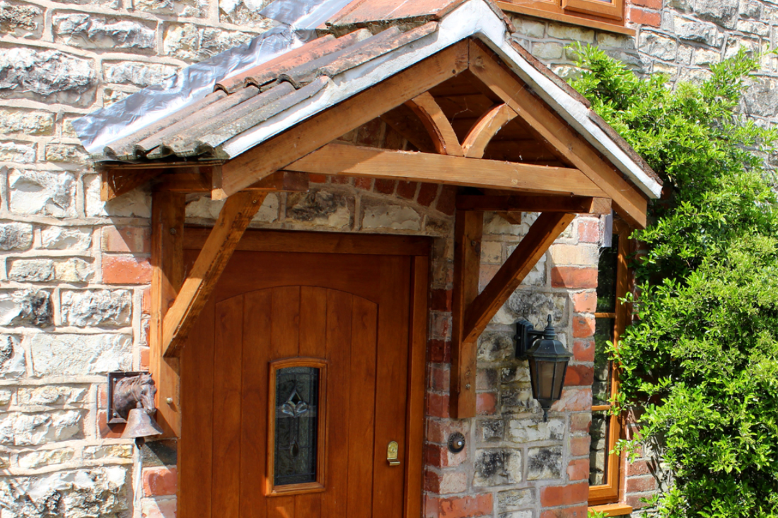 Vordach für die Haustür aus Holz selber bauen